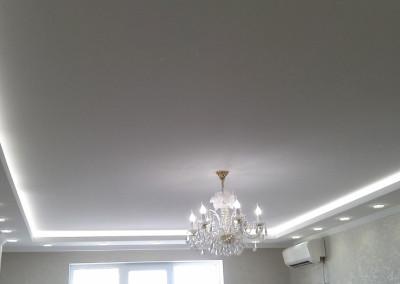 Парящий натяжной потолок в гостиной